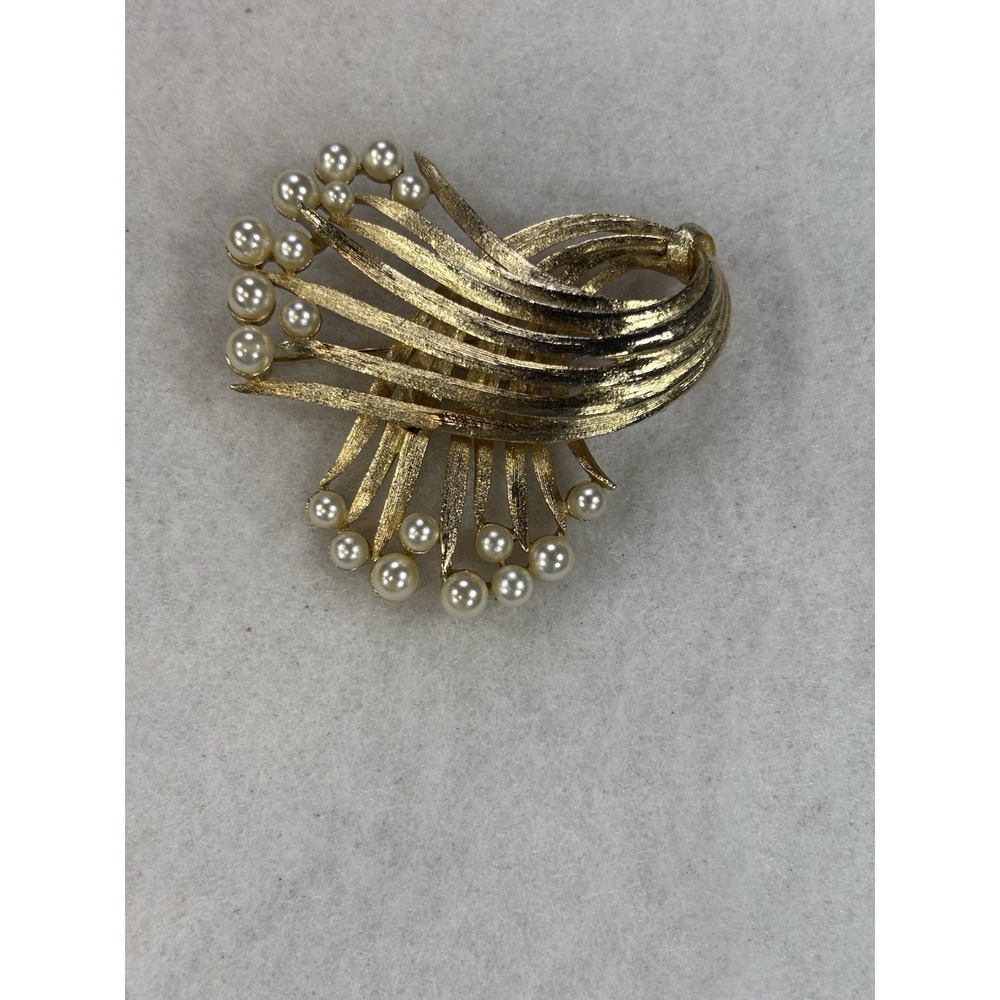 Vintage Lisner Gold Tone Faux Pearl Brooch Pin Classic Glam Occasion Heritage
